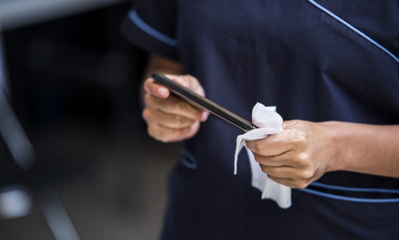 How to clean mobile phone